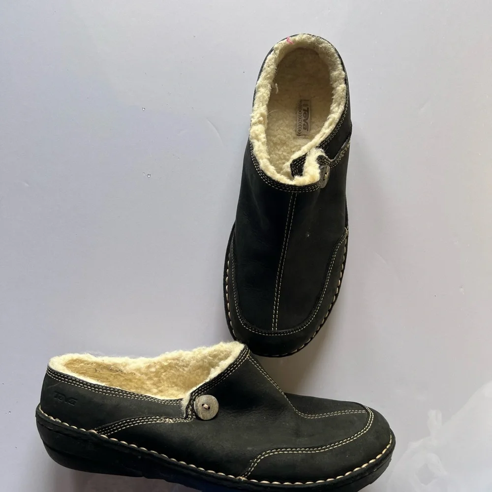 Teva sleek black